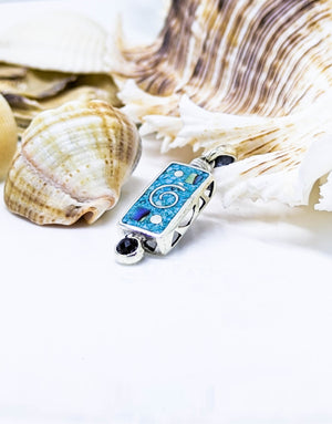 Сребърна висулка проба 925 с естествен бял седеф - бижуто е подходящо за жени