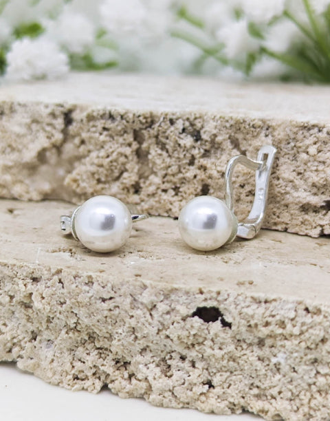 Сребърни дамски обеци с бели синтетични перли и с английско закопчаване.