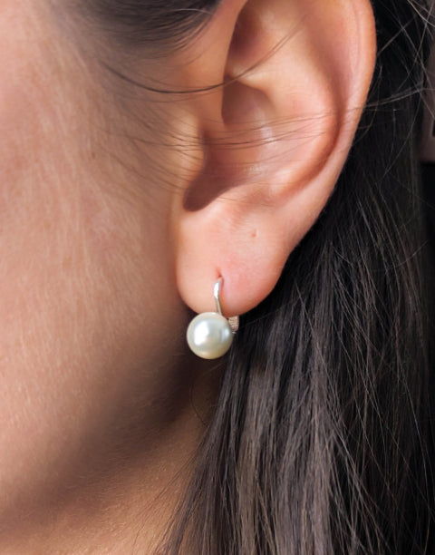 Сребърни дамски обеци с бели синтетични перли и с английско закопчаване.