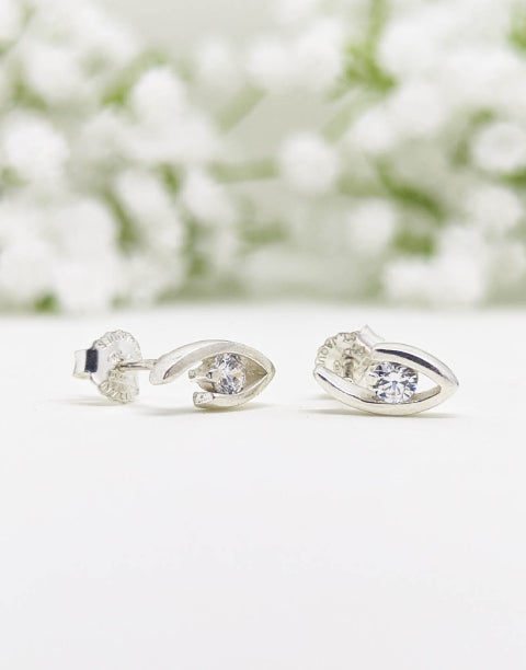 Сребърни обеци във формата на око. Изработени от сребро проба 925 с камъни циркони.