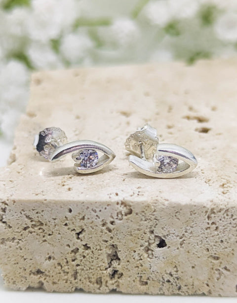 Сребърни обеци във формата на око. Изработени от сребро проба 925 с камъни циркони.