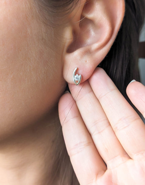 Сребърни обеци във формата на око. Изработени от сребро проба 925 с камъни циркони.