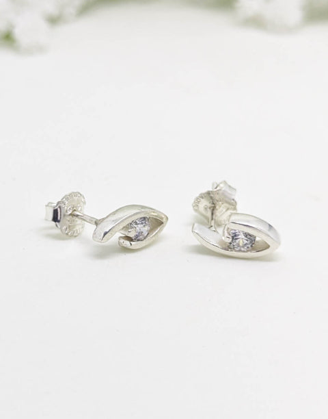 Сребърни обеци във формата на око. Изработени от сребро проба 925 с камъни циркони.