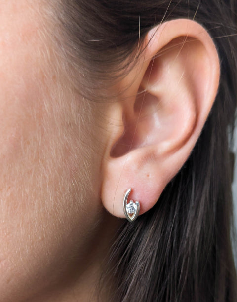 Сребърни обеци във формата на око. Изработени от сребро проба 925 с камъни циркони.