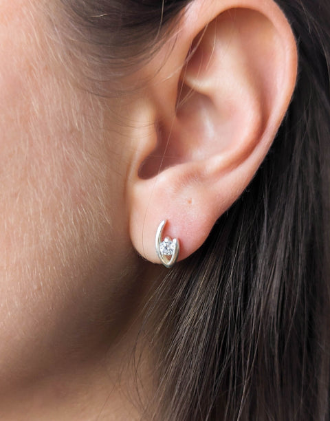 Сребърни обеци във формата на око. Изработени от сребро проба 925 с камъни циркони.