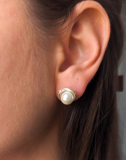 Обеци със синтетични бели перли. Обеците са от сребро проба 925 и закопчалка винт.