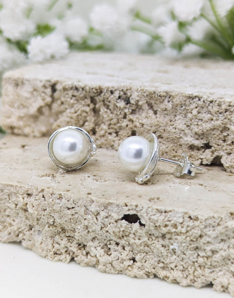 Обеци със синтетични бели перли. Обеците са от сребро проба 925 и закопчалка винт.
