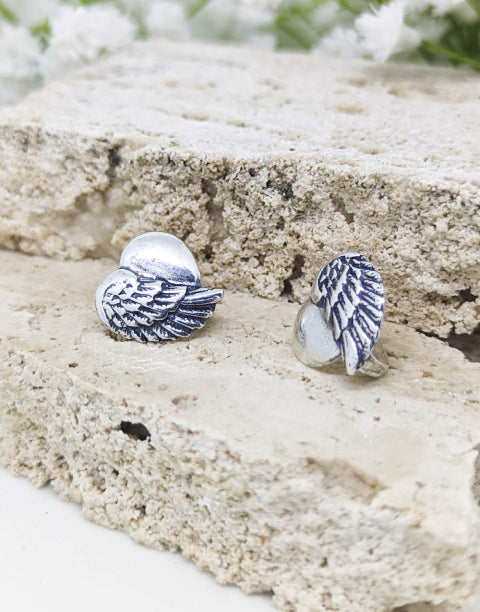 Сребърни обеци във формата на сърце с ангелски крила. Обеците са от сребро с проба 925.