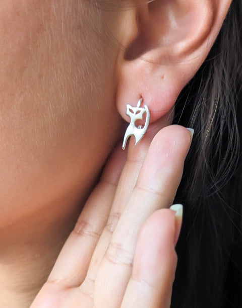 Детски обеци от сребро с проба 925. Обеците са във формата на котенца.