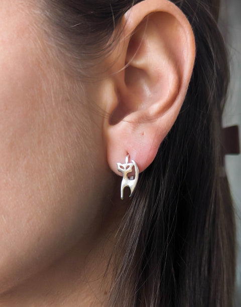 Детски обеци от сребро с проба 925. Обеците са във формата на котенца.