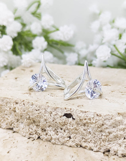 Елегантни дамски обеци изработени от сребро с проба 925 и с кристал циркон.