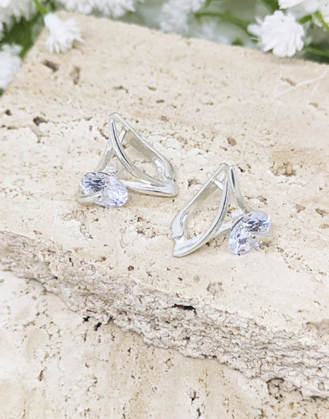 Елегантни дамски обеци изработени от сребро с проба 925 и с кристал циркон.