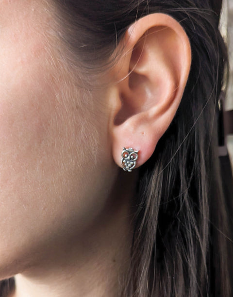 Детски обеци от сребро с проба 925 и в дизайн във формата на Бухал. Закопчалка винт.