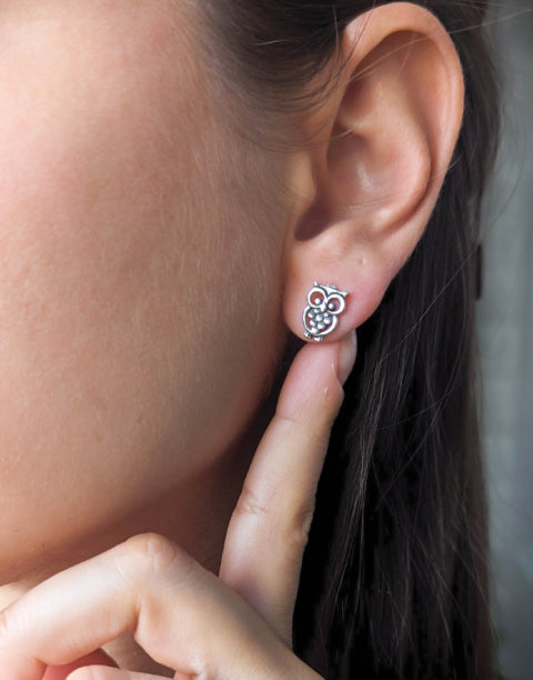 Детски обеци от сребро с проба 925 и в дизайн във формата на Бухал. Закопчалка винт.