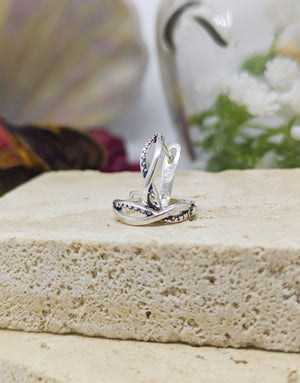 Елегантни дамски обеци с минималистичен дизайн във формата на преплетени халки или стилизиран символ на безкрайнос, изработени от сребро с проба 925