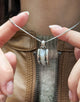 Сребърна висулка проба 925 с естествен бял седеф - бижуто е подходящо за жени