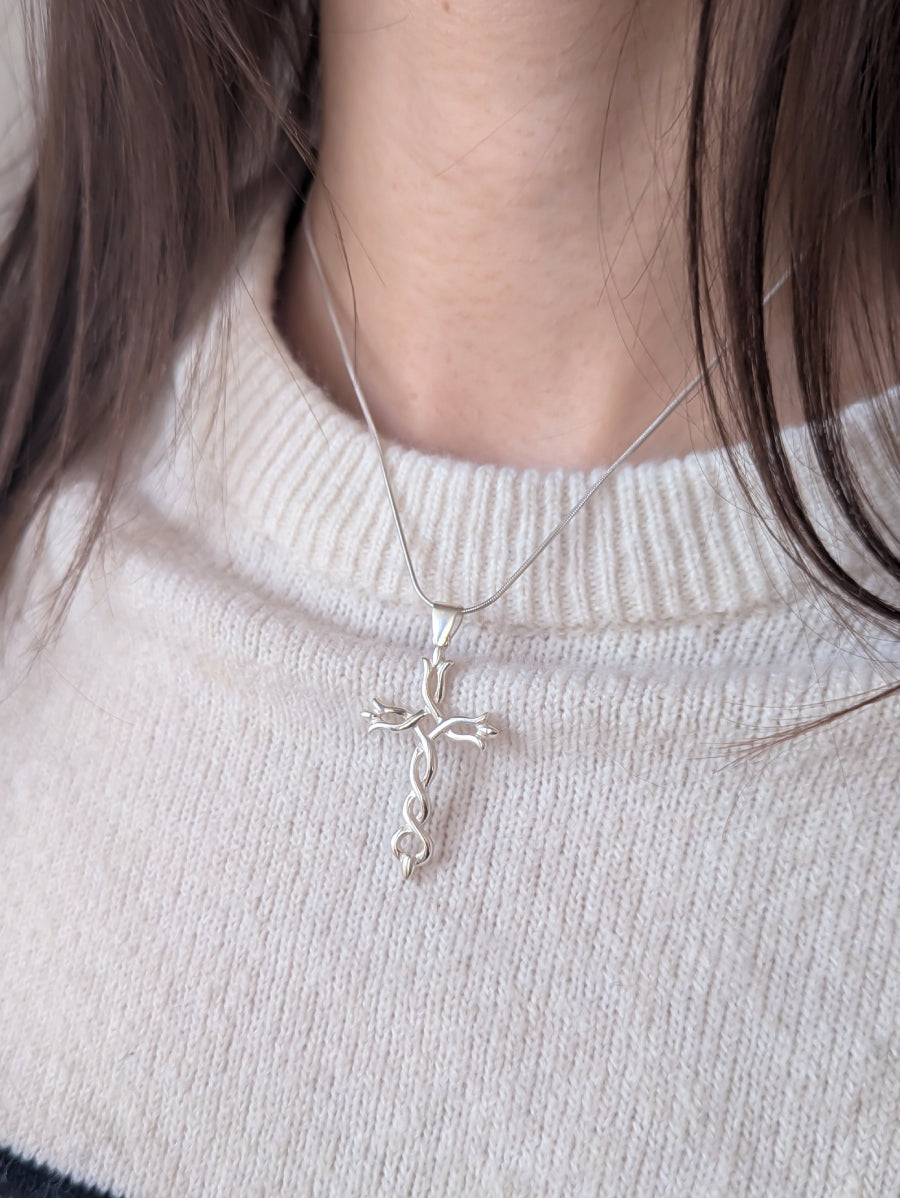 Сребърна висулка. Стилизиран кръст от сребро проба 925