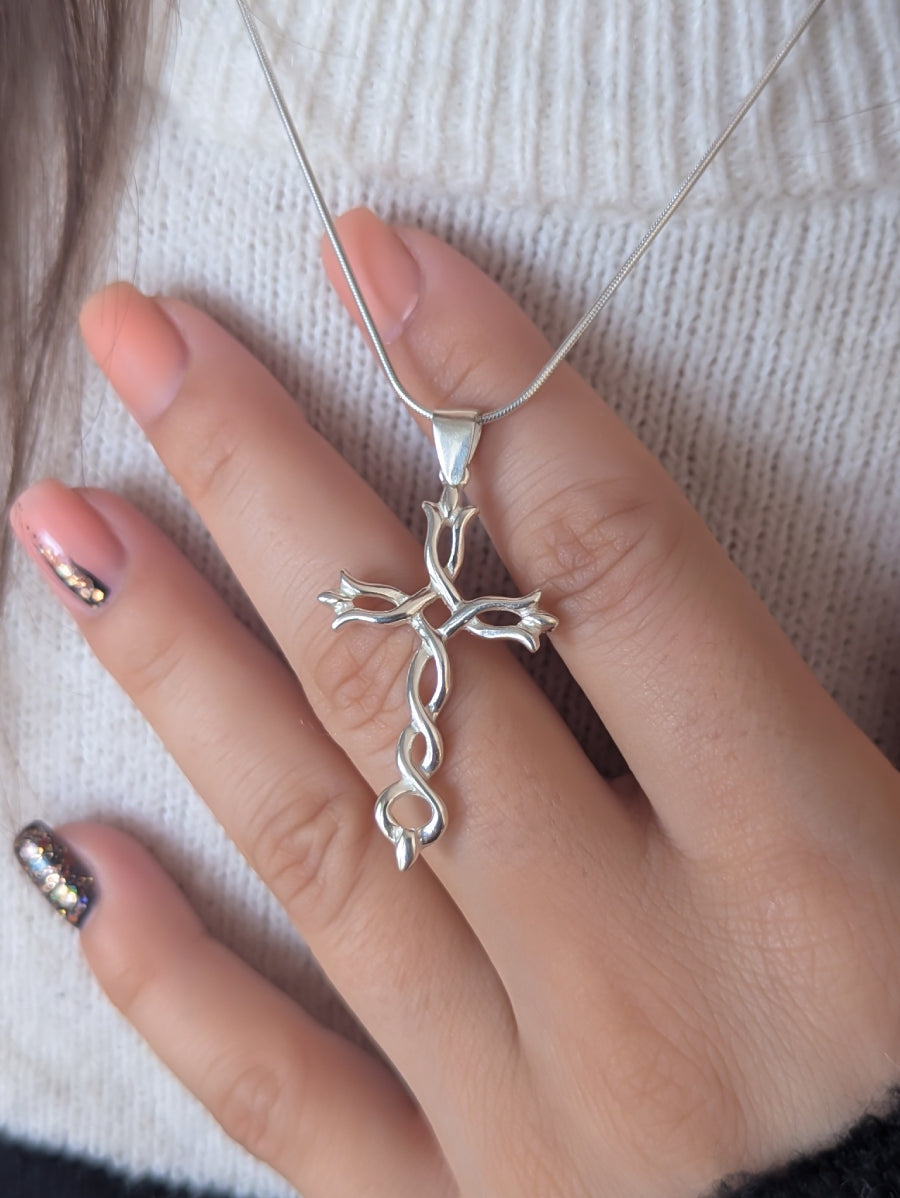 Сребърна висулка. Стилизиран кръст от сребро проба 925
