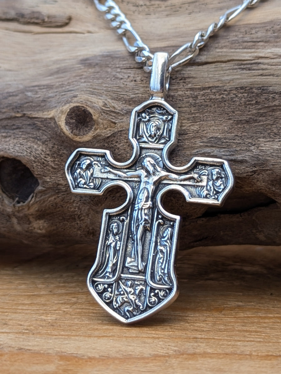 Сребърен православен кръст 925 с изображение на Разпятието Христово и релефни икони – лицева страна на двулицев медальон.