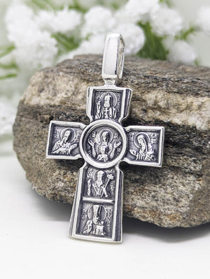 Сребърен православен кръст 925 с релефни икони на Светии и Богородица с Младенеца в центъра – обратна страна на двулицев медальон.