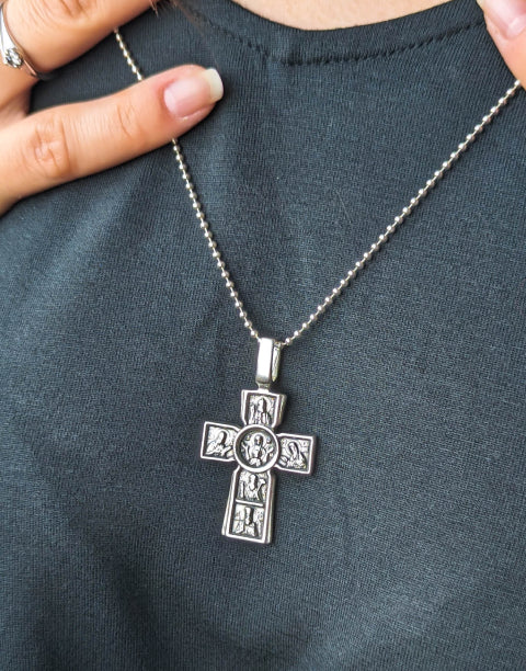 Сребърен православен кръст 925 с релефни икони на Светии и Богородица с Младенеца в центъра – обратна страна на двулицев медальон.
