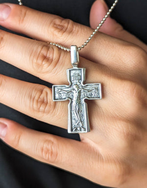 Сребърен православен кръст 925 с високо релефно изображение на Разпятието Христово (ІНЦІ, ІС ХС) – лицева страна на двулицев оксидиран медальон.