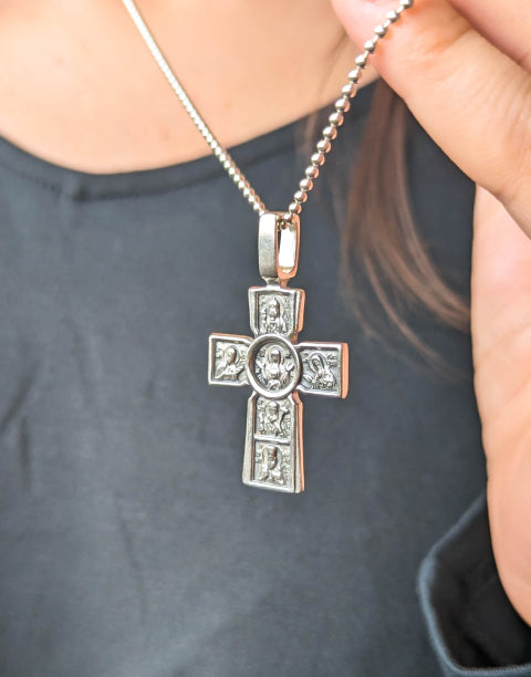 Сребърен православен кръст 925 с релефни икони на Светии и Богородица с Младенеца в центъра – обратна страна на двулицев медальон.
