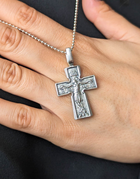 Сребърен православен кръст 925 с високо релефно изображение на Разпятието Христово (ІНЦІ, ІС ХС) – лицева страна на двулицев оксидиран медальон.