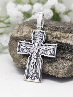 Сребърен православен кръст 925 с високо релефно изображение на Разпятието Христово (ІНЦІ, ІС ХС) – лицева страна на двулицев оксидиран медальон.