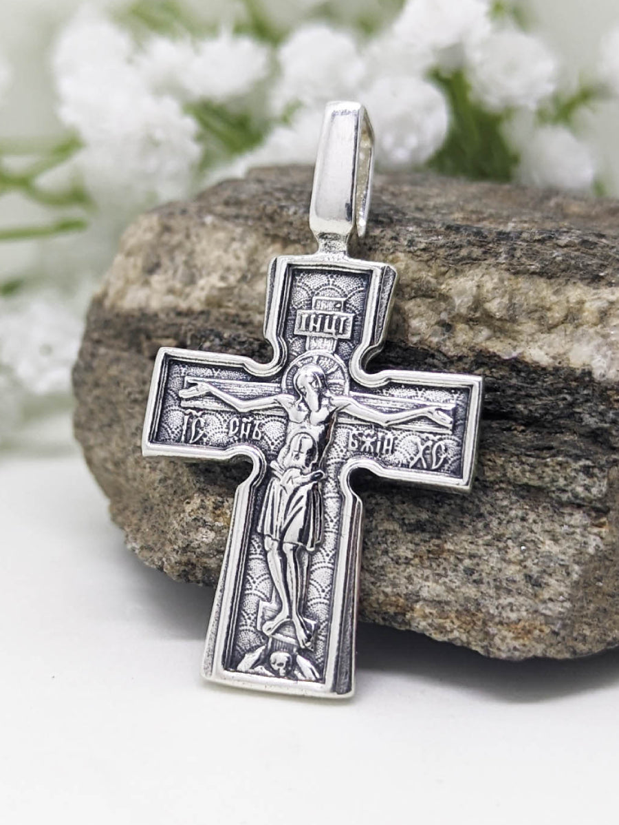 Сребърен православен кръст 925 с високо релефно изображение на Разпятието Христово (ІНЦІ, ІС ХС) – лицева страна на двулицев оксидиран медальон.