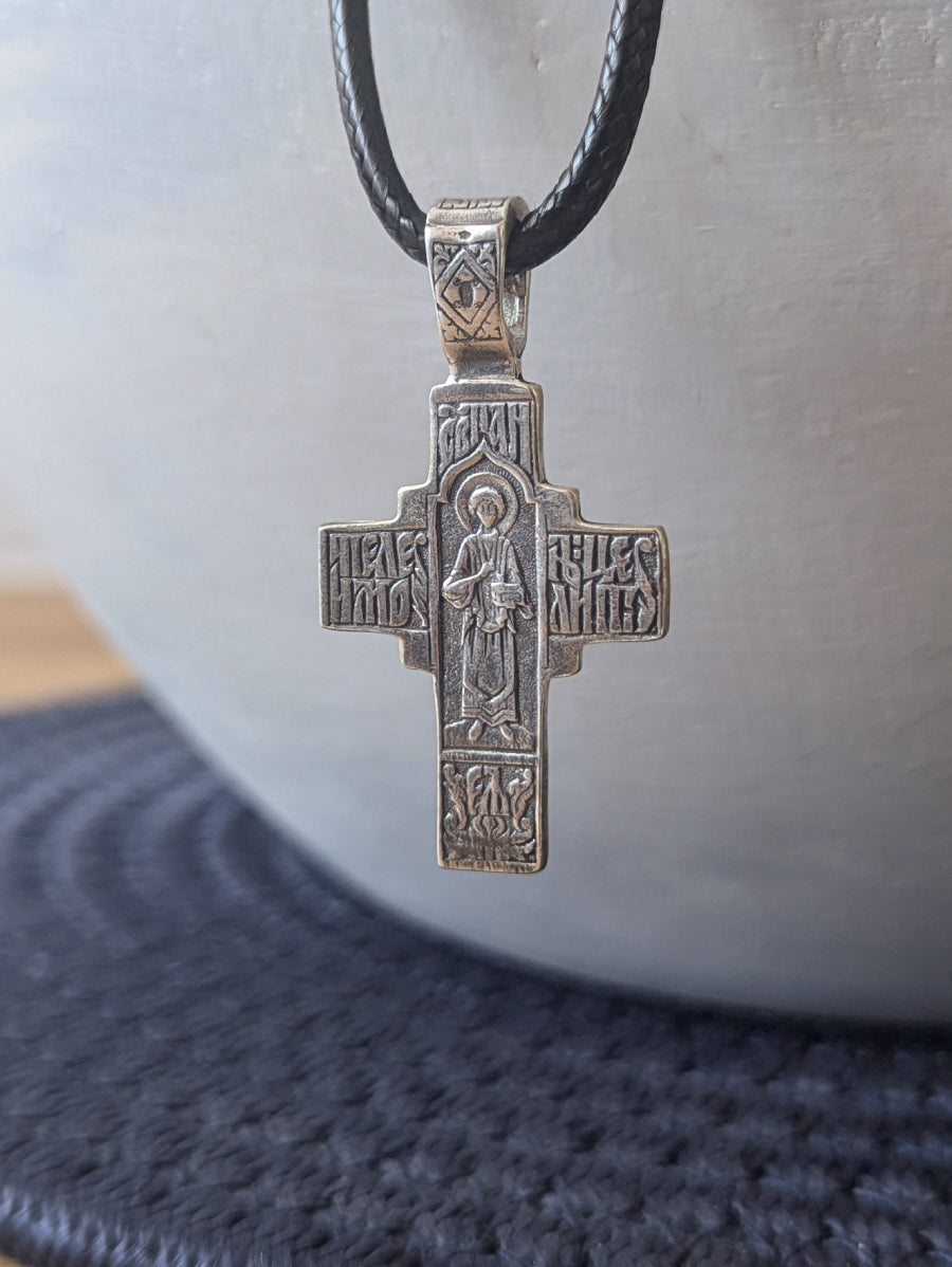 Сребърен православен кръст 925 с релефно изображение на светец и религиозни надписи – обратна страна на двулицев медальон.