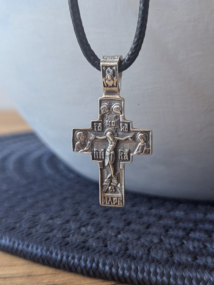 Сребърен православен кръст 925 с високо релефно изображение на Разпятието Христово и IC XC – лицева страна на двулицев медальон, оксидирано сребро.