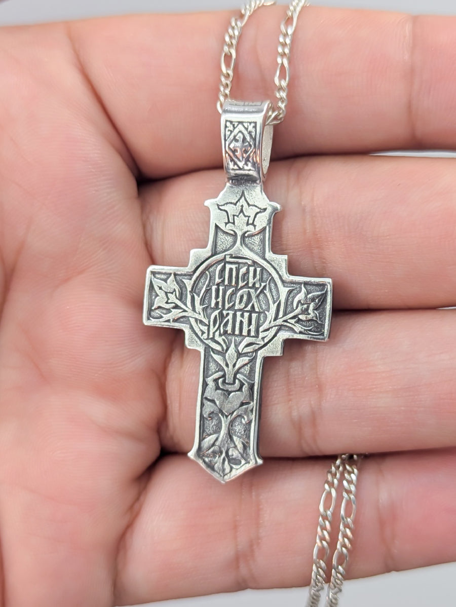 Сребърен православен кръст 925 с релефна молитва (Спаси и Сохрани) и флорални орнаменти – обратна страна на двулицев медальон.