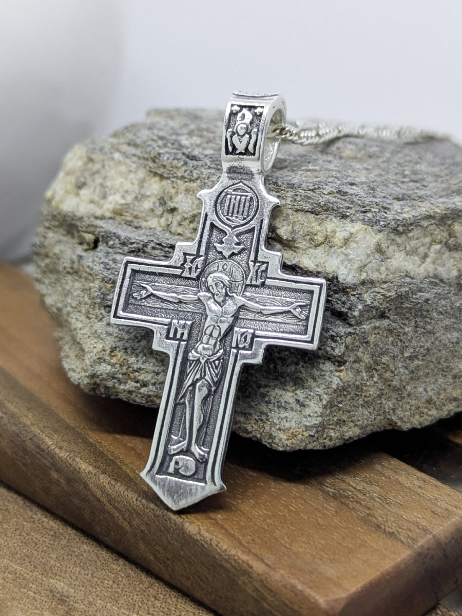 Сребърен православен кръст 925 с релефно изображение на Разпятието Христово (Исус Христос) и традиционни надписи – лицева страна на двулицев медальон.