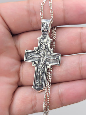 Сребърен православен кръст 925 с релефно изображение на Разпятието Христово (Исус Христос) и традиционни надписи – лицева страна на двулицев медальон.