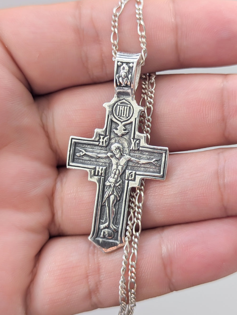 Сребърен православен кръст 925 с релефно изображение на Разпятието Христово (Исус Христос) и традиционни надписи – лицева страна на двулицев медальон.