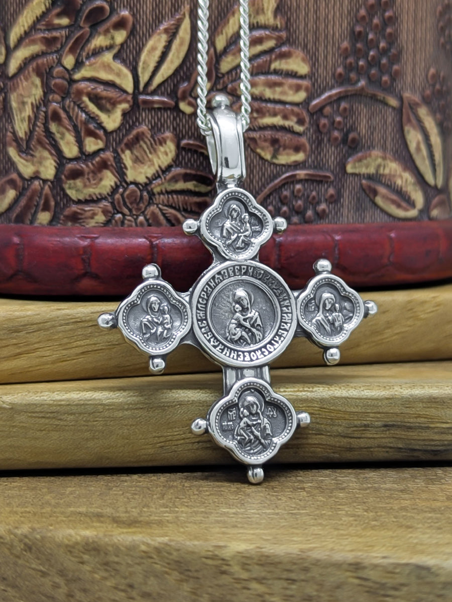 Сребърен православен кръст 925 с релефни икони на светци и молитвен надпис – обратна страна на двулицев медальон.
