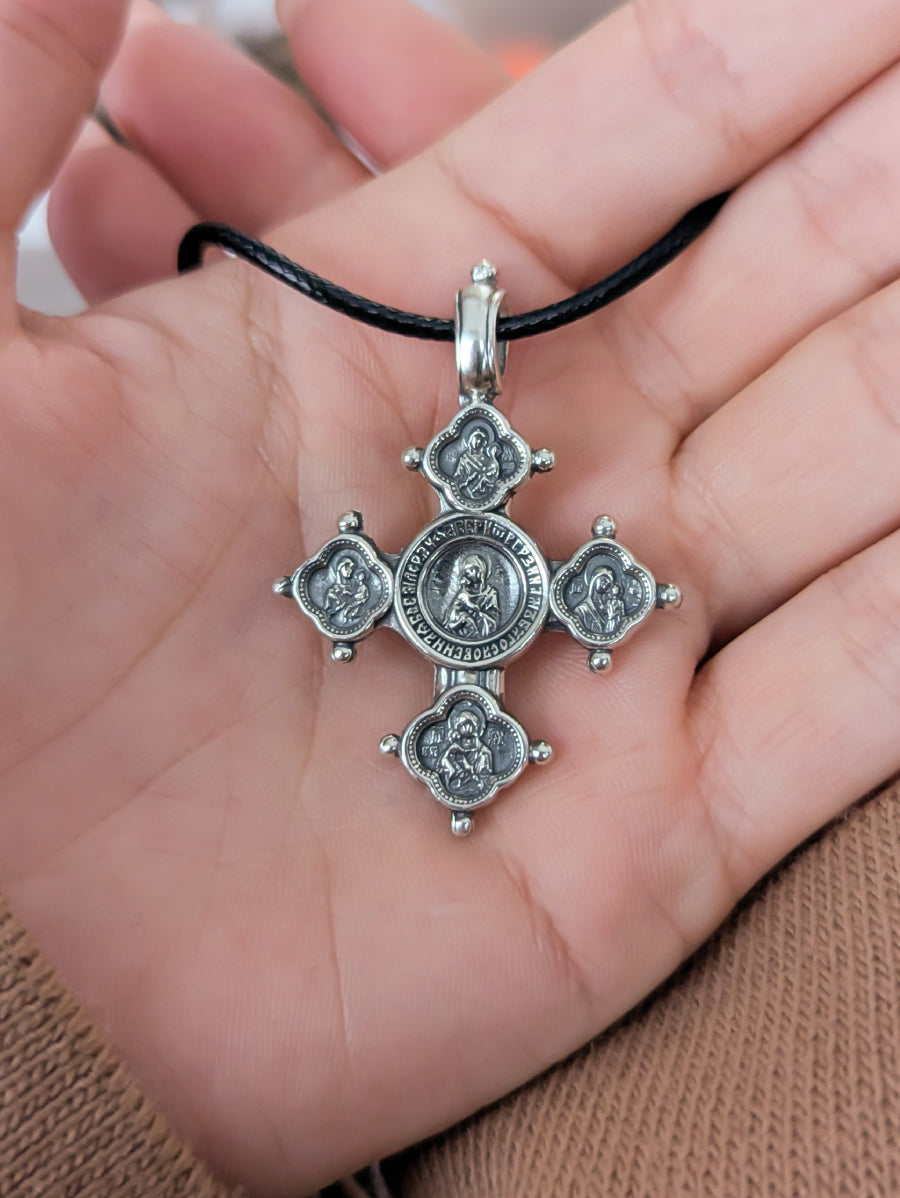 Сребърен православен кръст 925 с релефни икони на светци и молитвен надпис – обратна страна на двулицев медальон.