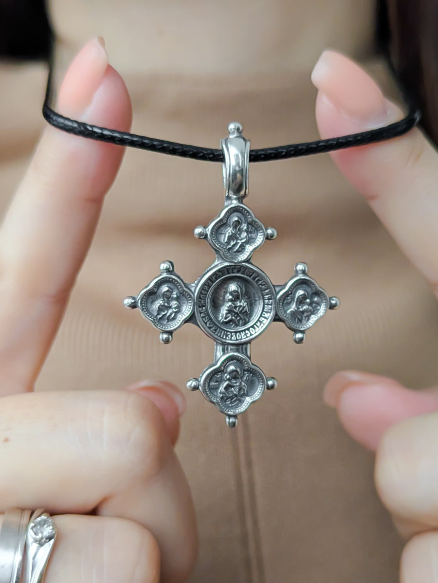 Сребърен православен кръст 925 с релефни икони на светци и молитвен надпис – обратна страна на двулицев медальон.