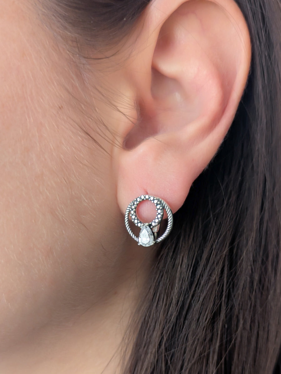 Сребърни обеци проба 925 с кръгла форма, оксидиран филигран и централен бял циркон във формата на капка, носени на ухото