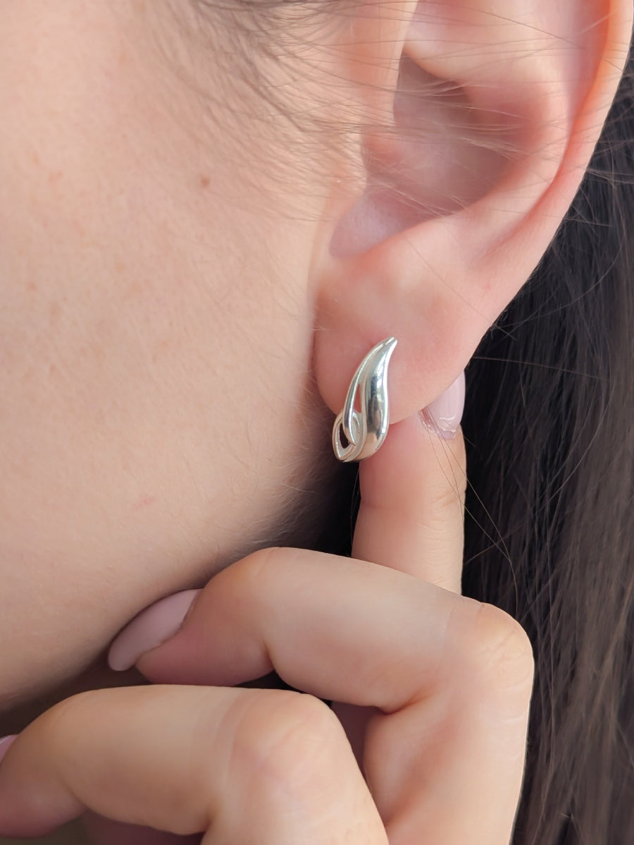 Дамски сребърни обеци 925 с плътен, минималистичен дизайн във формата на извита капка или листо, носени на ухото