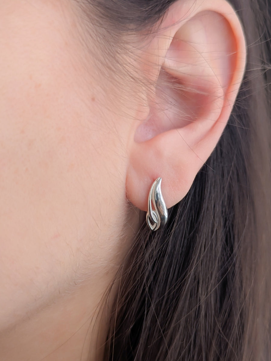 Дамски сребърни обеци 925 с плътен, минималистичен дизайн във формата на извита капка или листо, носени на ухото