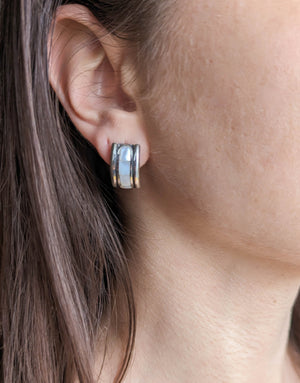 Авторски Сребърни обеци проба 925 в комбинация с естествен Бял Седеф - бижуто е подходящо за жени