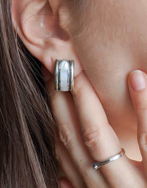 Авторски Сребърни обеци проба 925 в комбинация с естествен Бял Седеф - бижуто е подходящо за жени