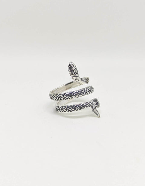 Сребърен пръстен "Змия" от сребро 925 с оксидирано покритие. Регулируем пръстен с увиващ се дизайн, имитиращ люспи.