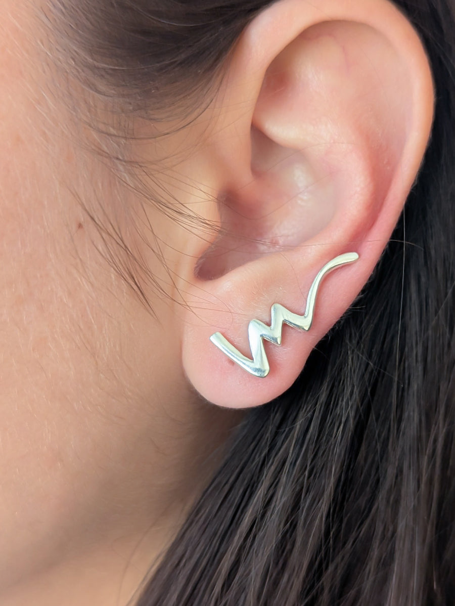 Сребърни обеци проба 925 тип фиби с модерен зиг-заг или вълнообразен дизайн, обгръщащи долната част на ухото