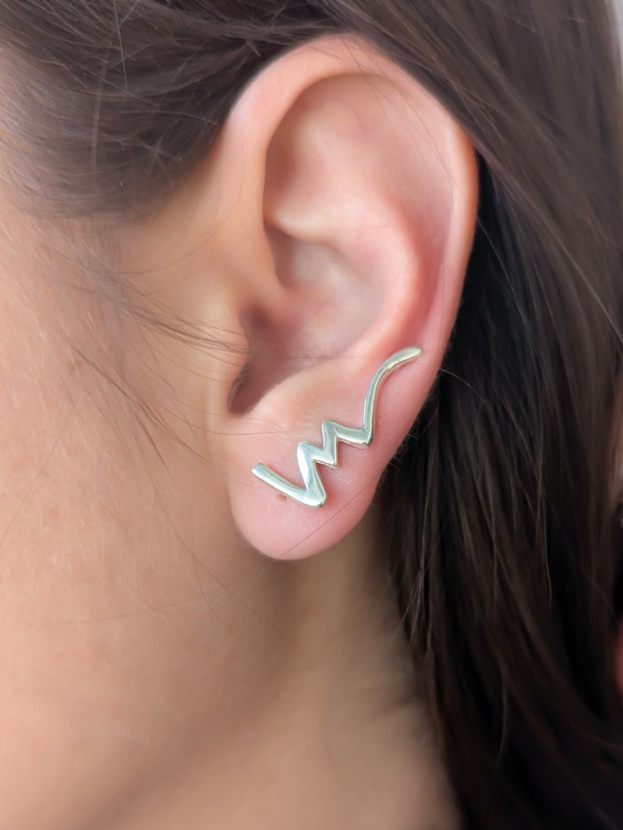 Сребърни обеци проба 925 тип фиби с модерен зиг-заг или вълнообразен дизайн, обгръщащи долната част на ухото