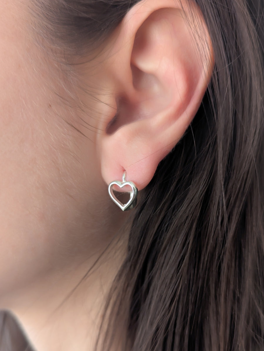 Дамски сребърни обеци 925 с дизайн във формата на сърце носени на ухото