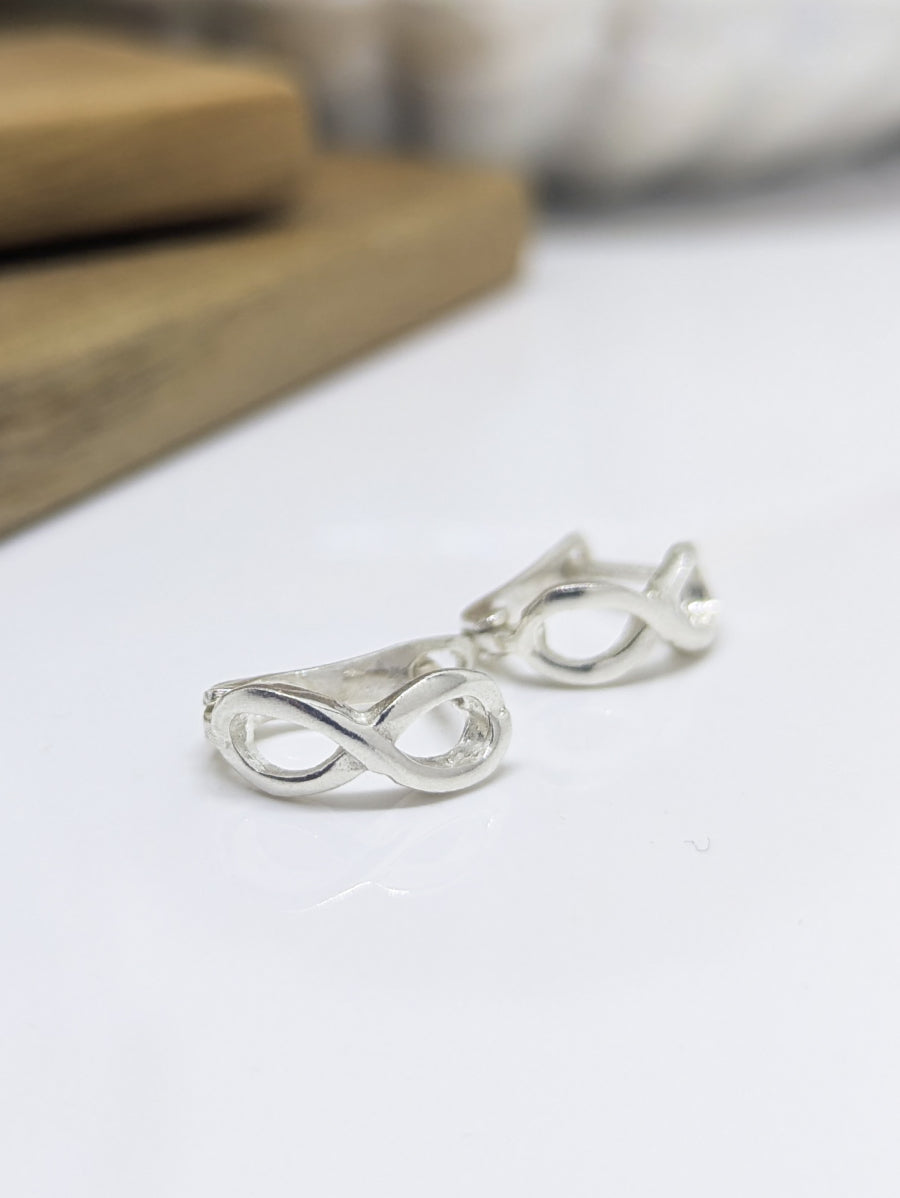 Сребърни обеци 925 във форма на безкрайност, изчистен дизайн с огледален блясък – символ на вечна любов.