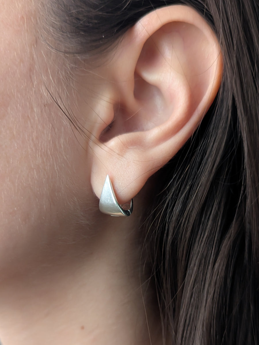 Сребърни триъгълни обеци с ажурна задна част, съчетаващи минимализъм и артистичен стил.